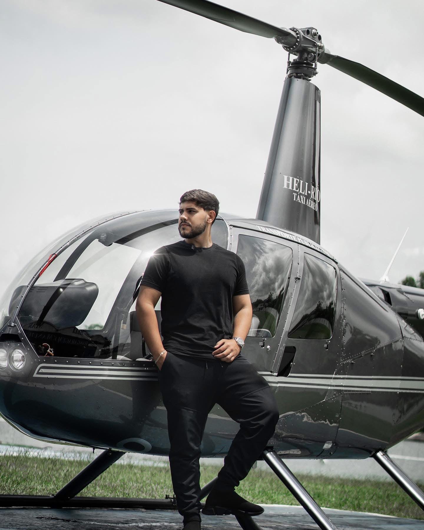 Marlon Barreto em frente a um helicóptero